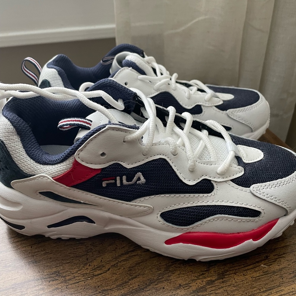 Fila Ray Tracer Shoe Womens Soze 7 / Big Kids Size 5